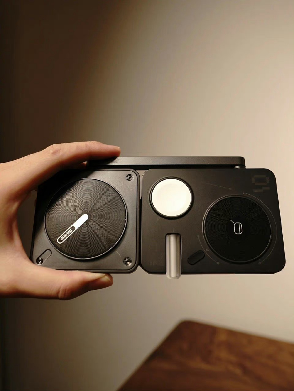 很有设计感的充电器!质感和做工非常棒，很喜欢的设计！！！#无线充电器# ​​​