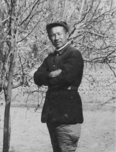 1942年，张云逸去开会，途经交通站时，他想让站长帮忙找船，却发现花盆被摆在外面