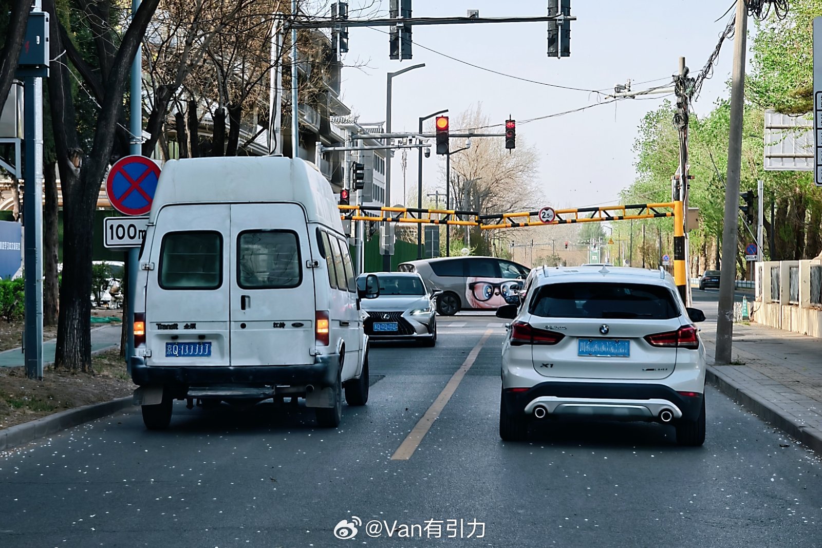 这台高顶全顺运气不太好，走到路口才发现有限高门，试图从左边高点挤过去。关键是牌子