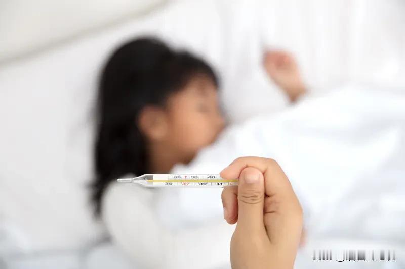 儿子又发烧了，已经3天了，今天在诊所打上吊瓶了，每天白天好好的，一到晚上就发烧，