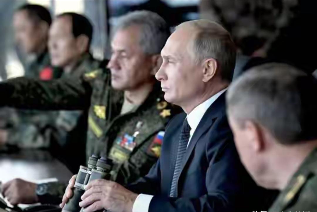 俄乌冲突这把火，烧了快四年，依然看不到熄灭的迹象。西方世界一边高呼和平口号，一边