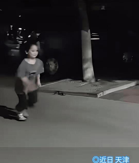 小女孩见爸爸回来，兴奋地扑向爸爸怀抱，爸爸或许是想和女儿开个小小的玩笑，竟用富有