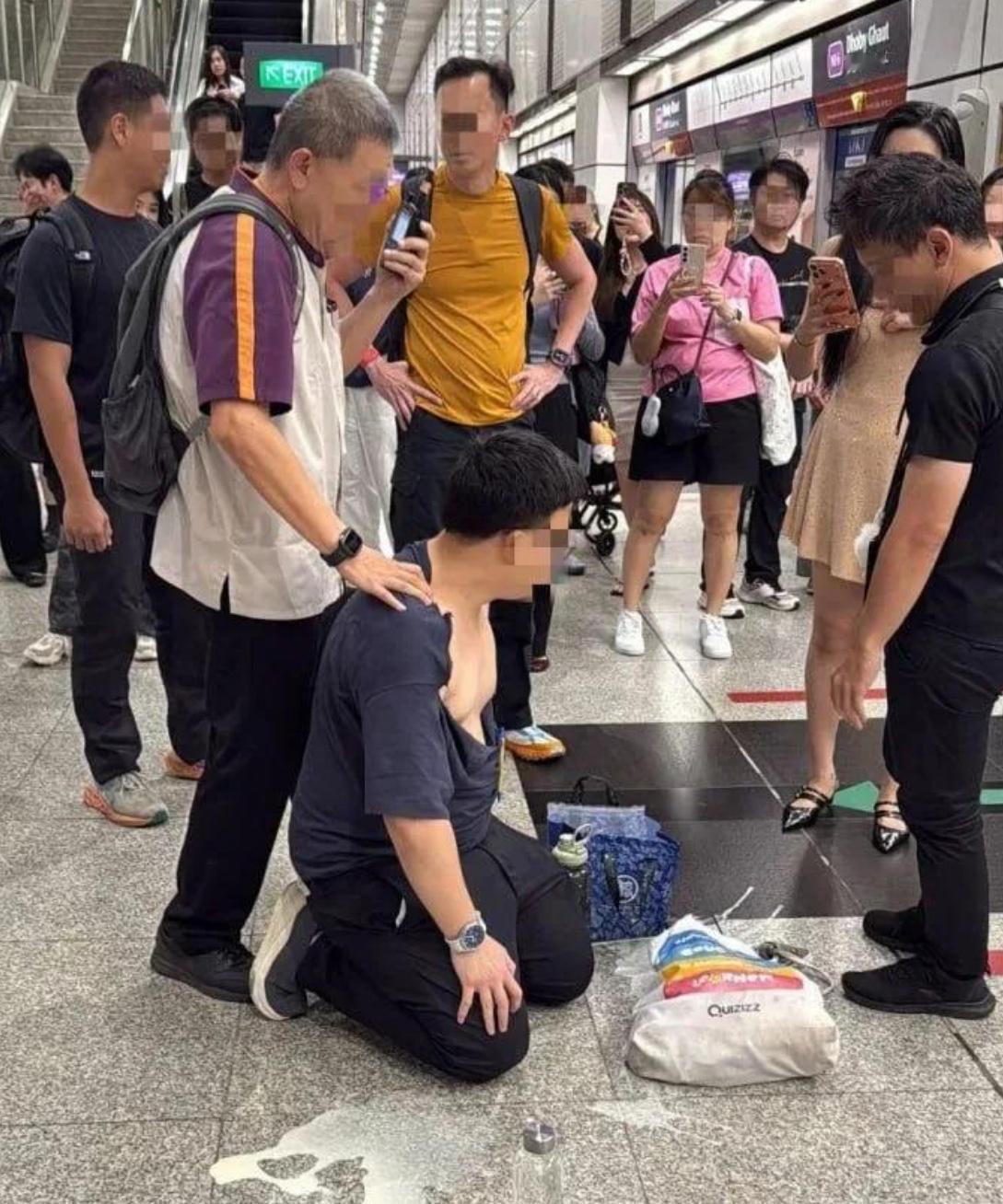 美国男子在新加坡地铁上偷拍女性，被印度乘客抓住
5月15号，在新加坡多美歌地铁站