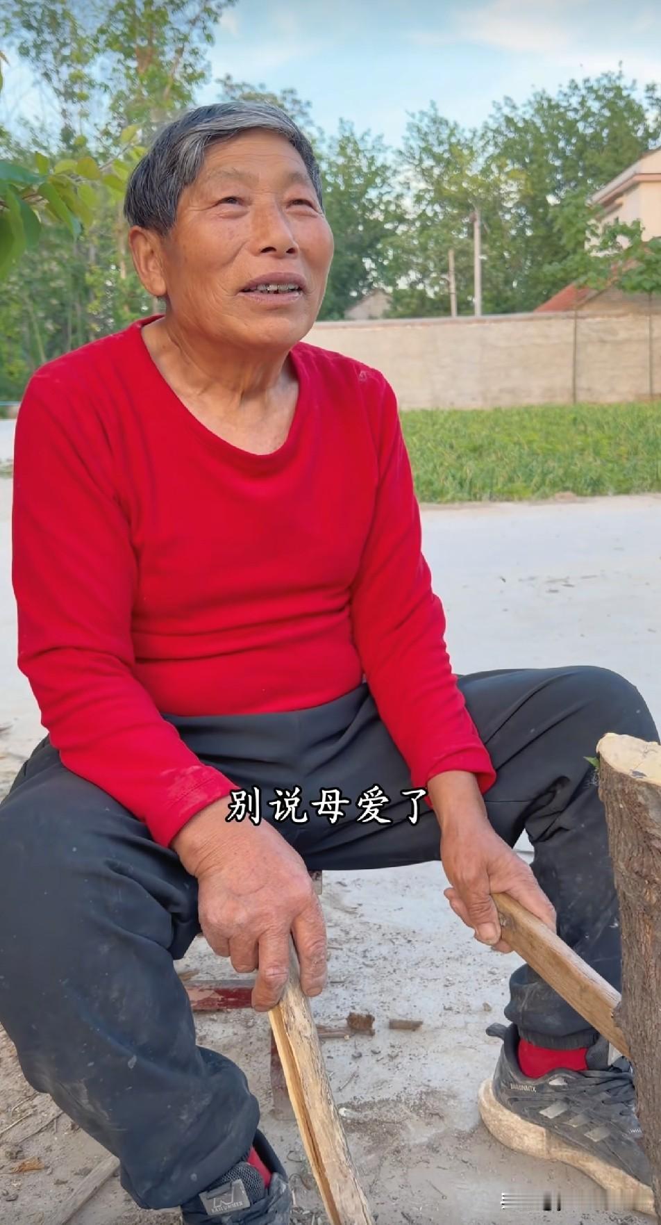 树兰红衣服还真不少，红衣服红袜子红裤衩子，怪不得过得红红火火