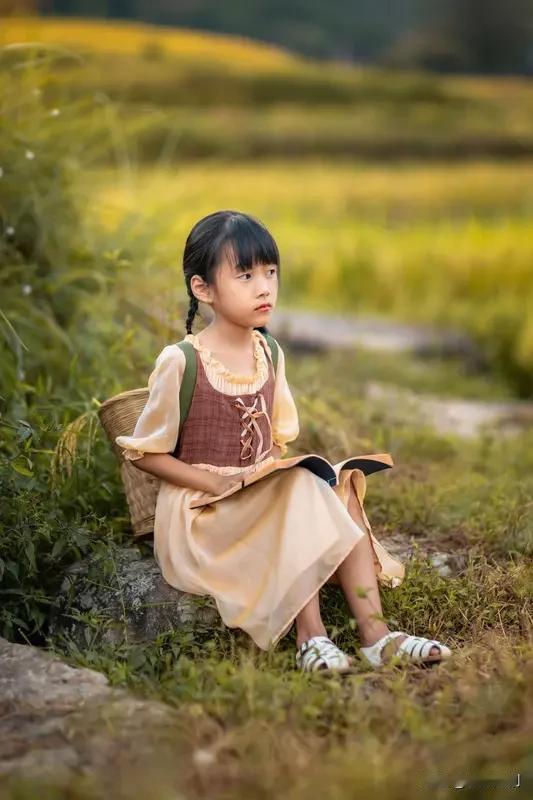 说到我的收获，不同时期还真不一样。以前假期跟妈妈回老家秋收，帮爷爷剥包谷，爷爷还