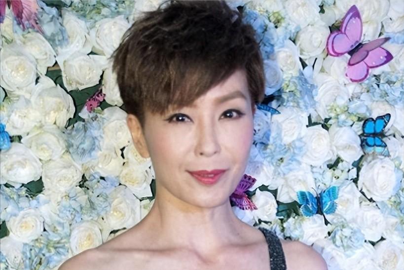 她曾是香港“第一美女”，21岁嫁51岁富豪，结婚13天丈夫便去世。
 
 
 
