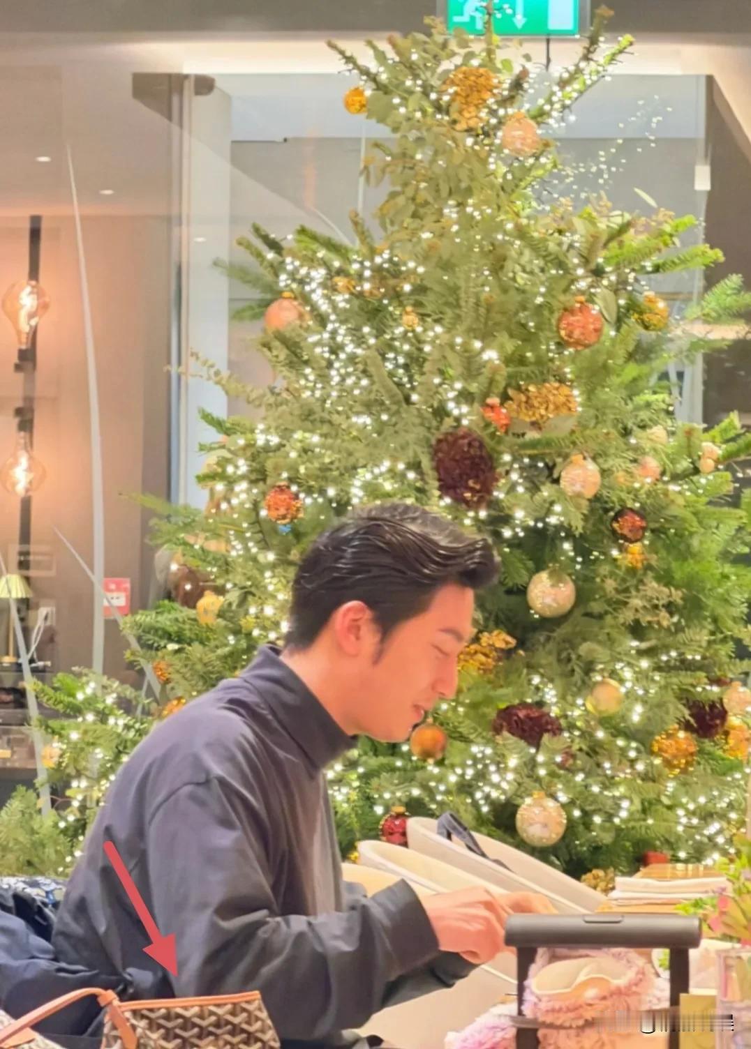 窦骁和老婆何超莲，现身伦敦度圣诞假日。
网友在伦敦一间餐厅偶遇小夫妻俩。窦骁穿着