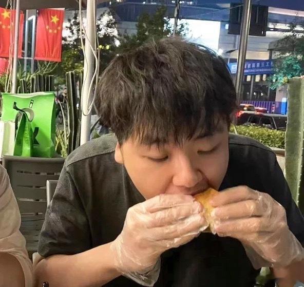 翔哥：csmajor玩机器自己买的版权嘛？多少钱？七位数？那你们去玩机器直播间看