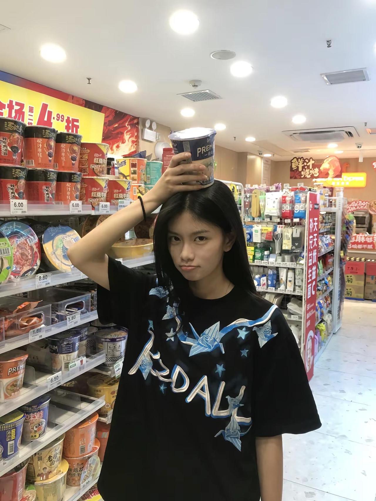 陪我逛便利店嘛 我负责拿你负责买
