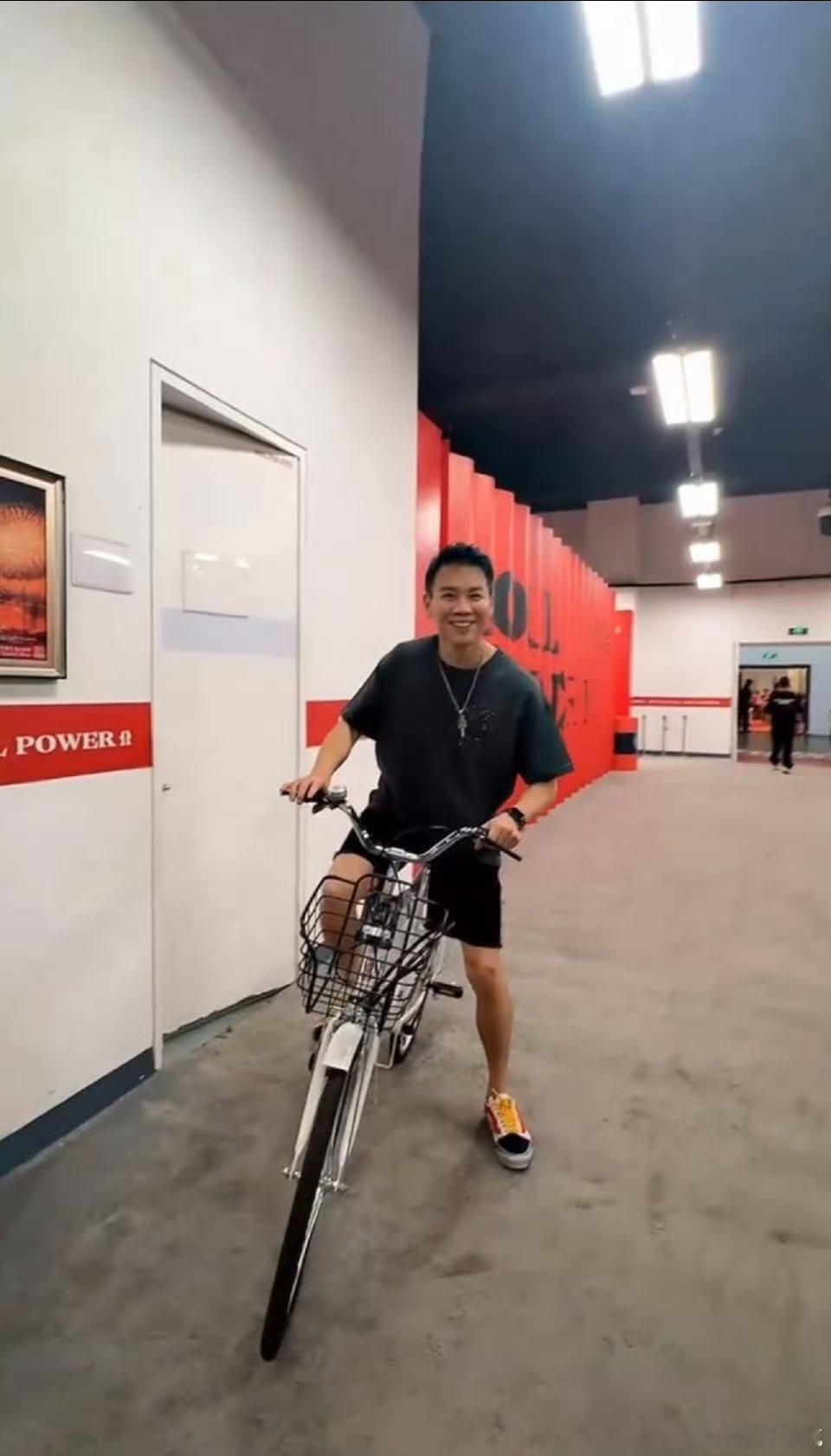 陶喆 这是能骑车的地方吗我发现陶喆真的很会玩，鸟巢后台直播的时候看到一辆自行车，