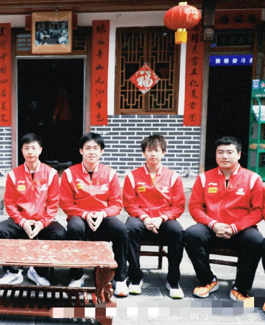 国乒四人合影细节太有意思
 
翻看这张合照才发现暗藏小默契，马龙和王楚钦手势同步