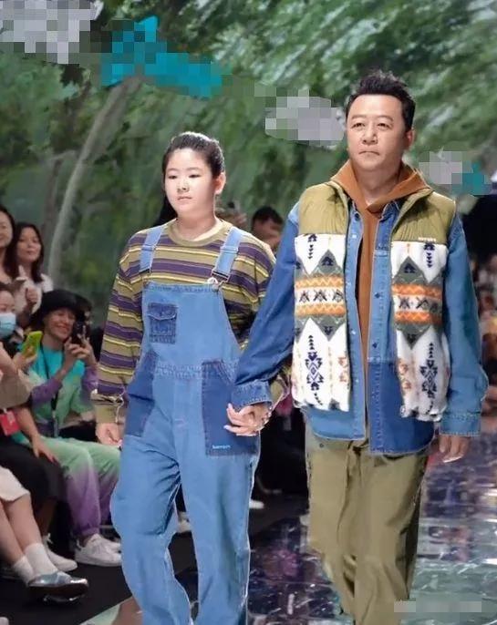 一直以为郭涛只有一个儿子，就是当年参加《爸爸去哪儿》里的“小石头”。没成想，郭涛