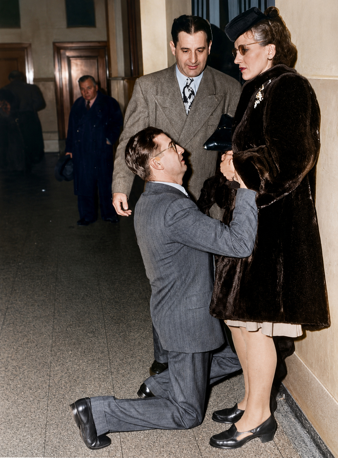 在离婚法庭恳求妻子原谅的男人，1948年芝加哥 