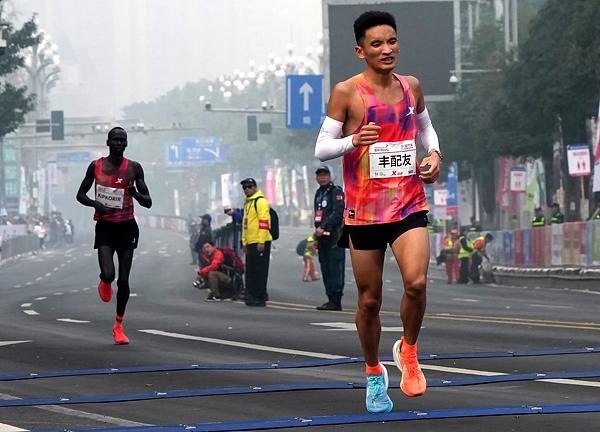 丰配友携新纪录闪耀亮相无锡马拉松
3月18日，2026无锡马拉松精英选手阵容正式