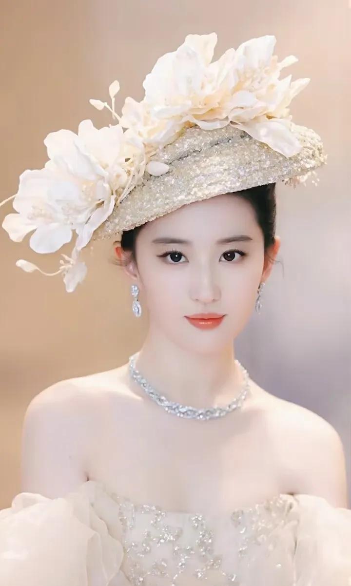鎏金礼帽配大朵白花，华丽又精致，钻石项链与耳饰闪耀，衬得她气质高贵如公主。从“神