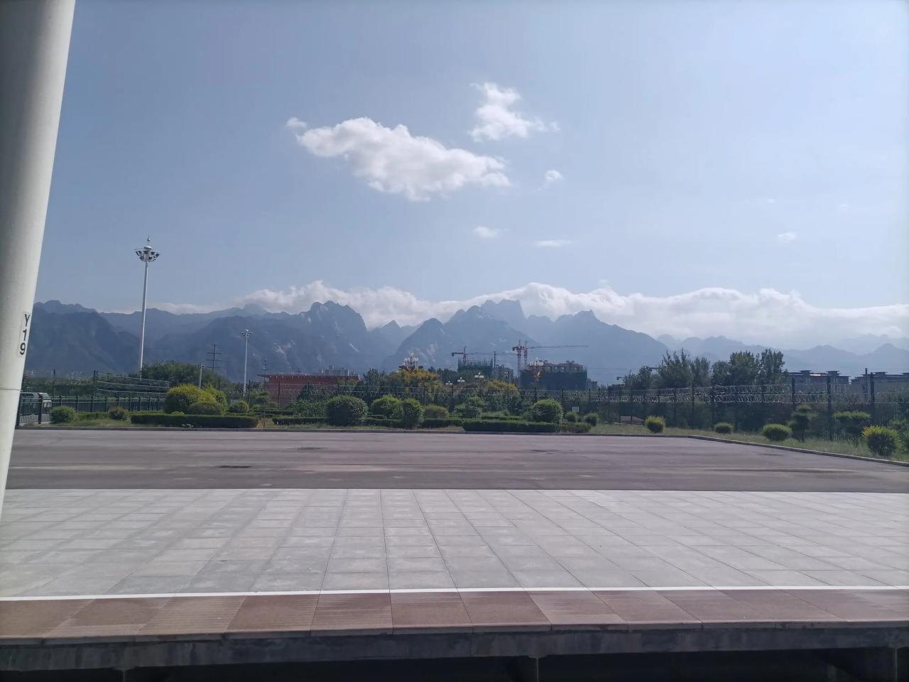 来华山旅游的游客一定要注意：最近华阴天气持续炎热，白天太阳很晒、火辣辣的，尽量选