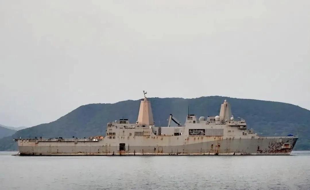 图1，美国海军LCS-18新奥尔良号两栖船坞运输舰，服役时间2007年。

图2