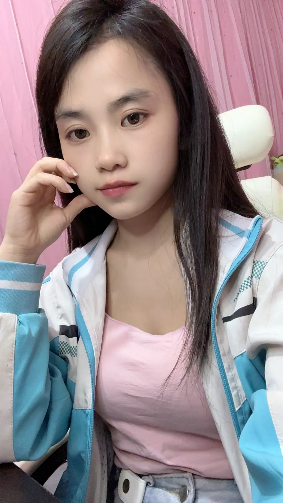 在乎你的人，你咳嗽一下，都以为是感冒了。不在乎你的人，你就是死了，还以...