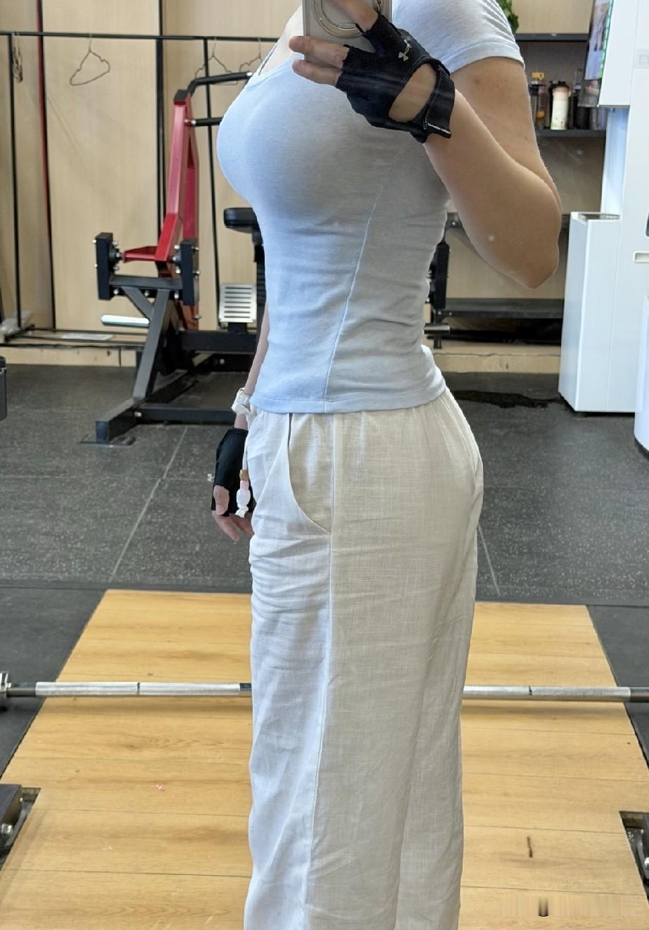 为什么健身的女孩子身材都那么好呢？到底是天生的，还是靠健身锻炼得到的呢？
有网友