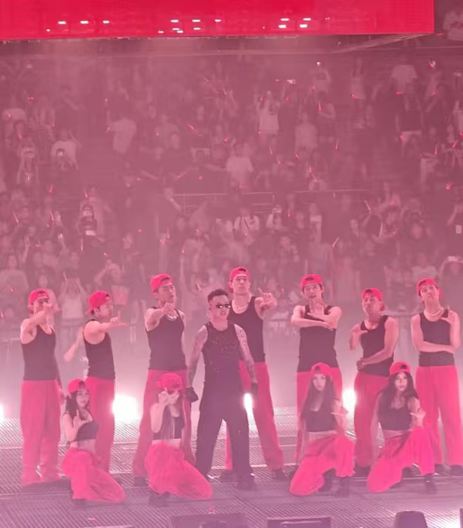 GAI被贴脸夸超绝侧颜 棱角分明的面部轮廓，加上线条超优越的下颌线，让他的侧颜自