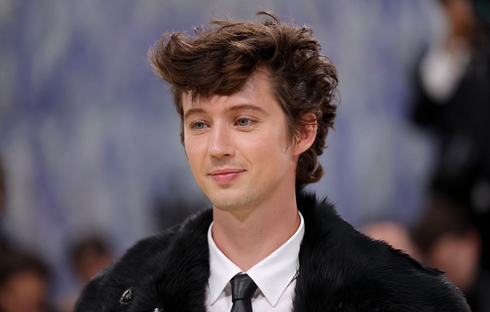 戳爷洗碗 Troye Sivan 抵达Met Gala现场，他本次造型灵感来自于
