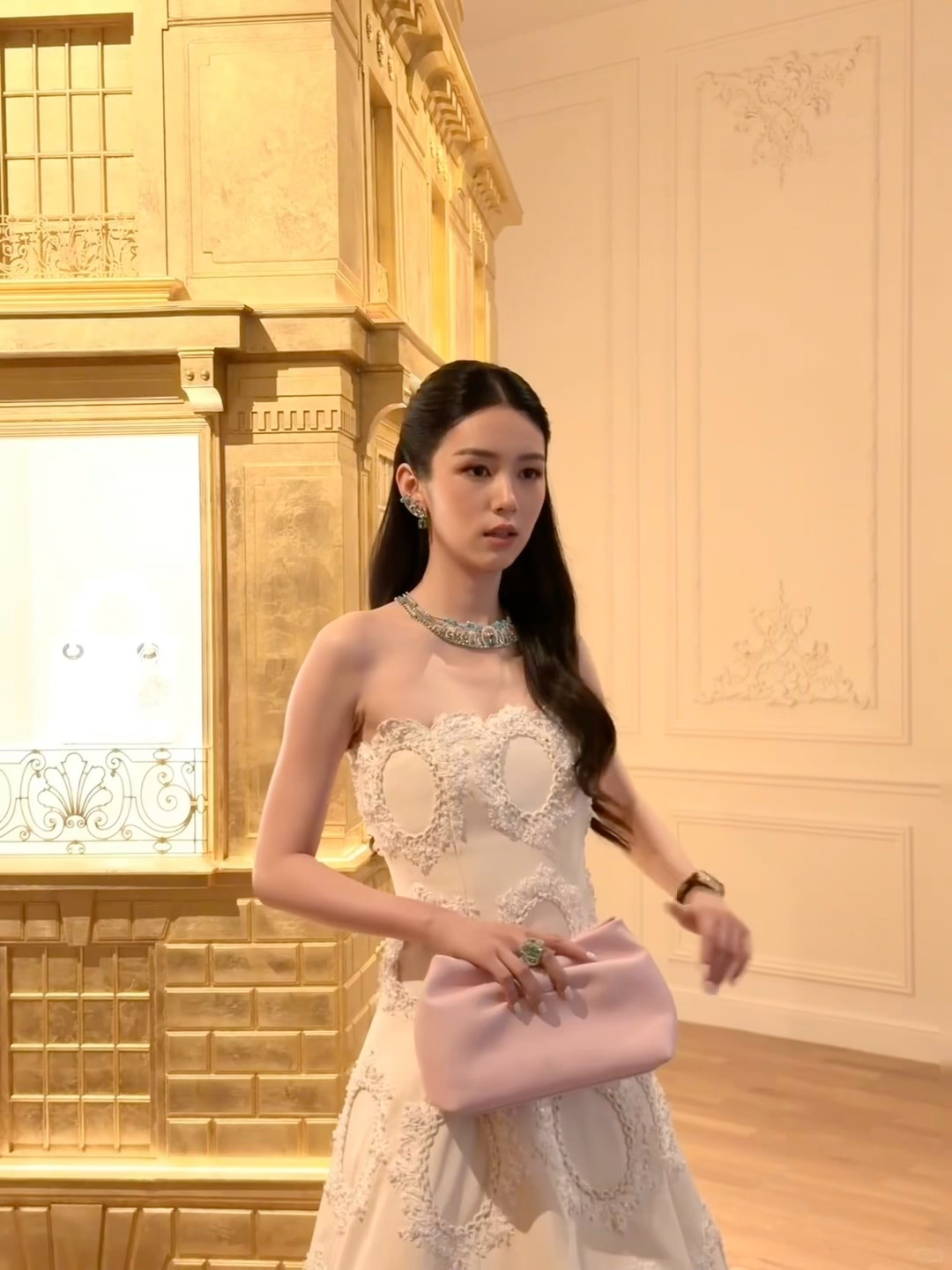 周也好贵气的一张脸啊