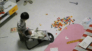 让大一点的孩子哄小一点的孩子，有时真不知道会发生什么样的事情，虽然孩子岁数比较小