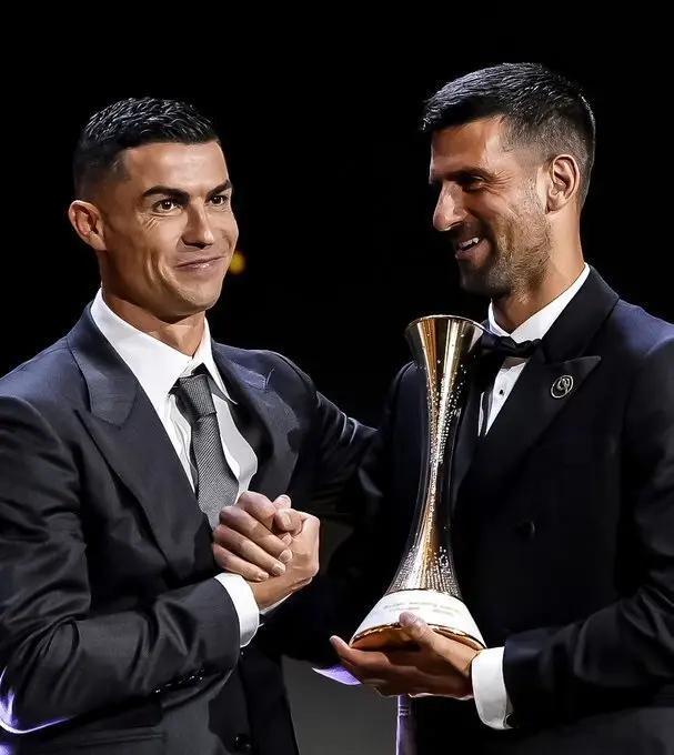 梦幻联动！德约荣膺首届环球体育奖，C罗为其颁奖：他是我的榜样12月29日凌晨，环