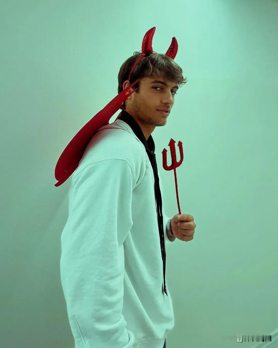 快到万圣节了，球员们拍了一组天使和魔鬼装扮的照片。
Trick or treat