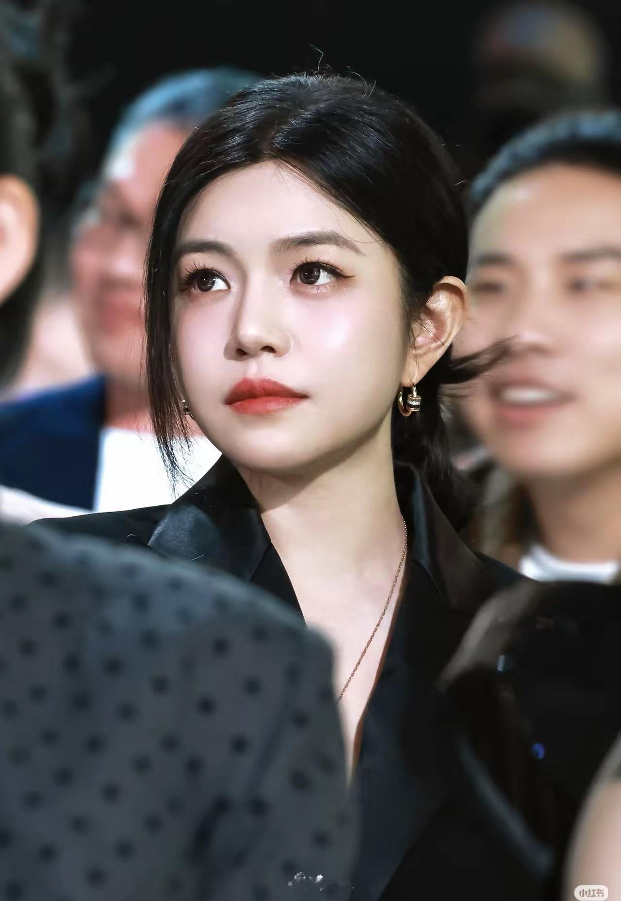 仔细看陈妍希的长相越发越觉得奇怪不是因为她42岁长得和沈佳宜一样，也不是她脸上软