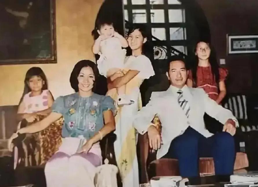 她39岁那年，被丈夫送到加拿大。5个孩子，5张机票，1张房产证，外界说她是被挤兑