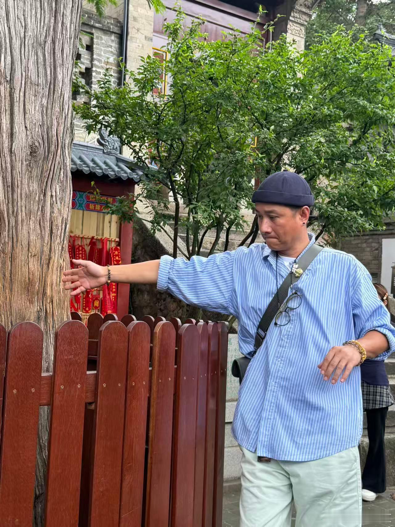 原本只是查一份暑期避暑攻略，结果越翻越像在看明星签到簿：李乃文、于洋、唐旭来过，