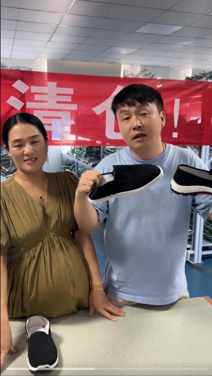 什么情况，巩俐挺着大肚子跟雷佳音一起卖鞋？

其实人家是一对网红夫妻啦，好巧不巧