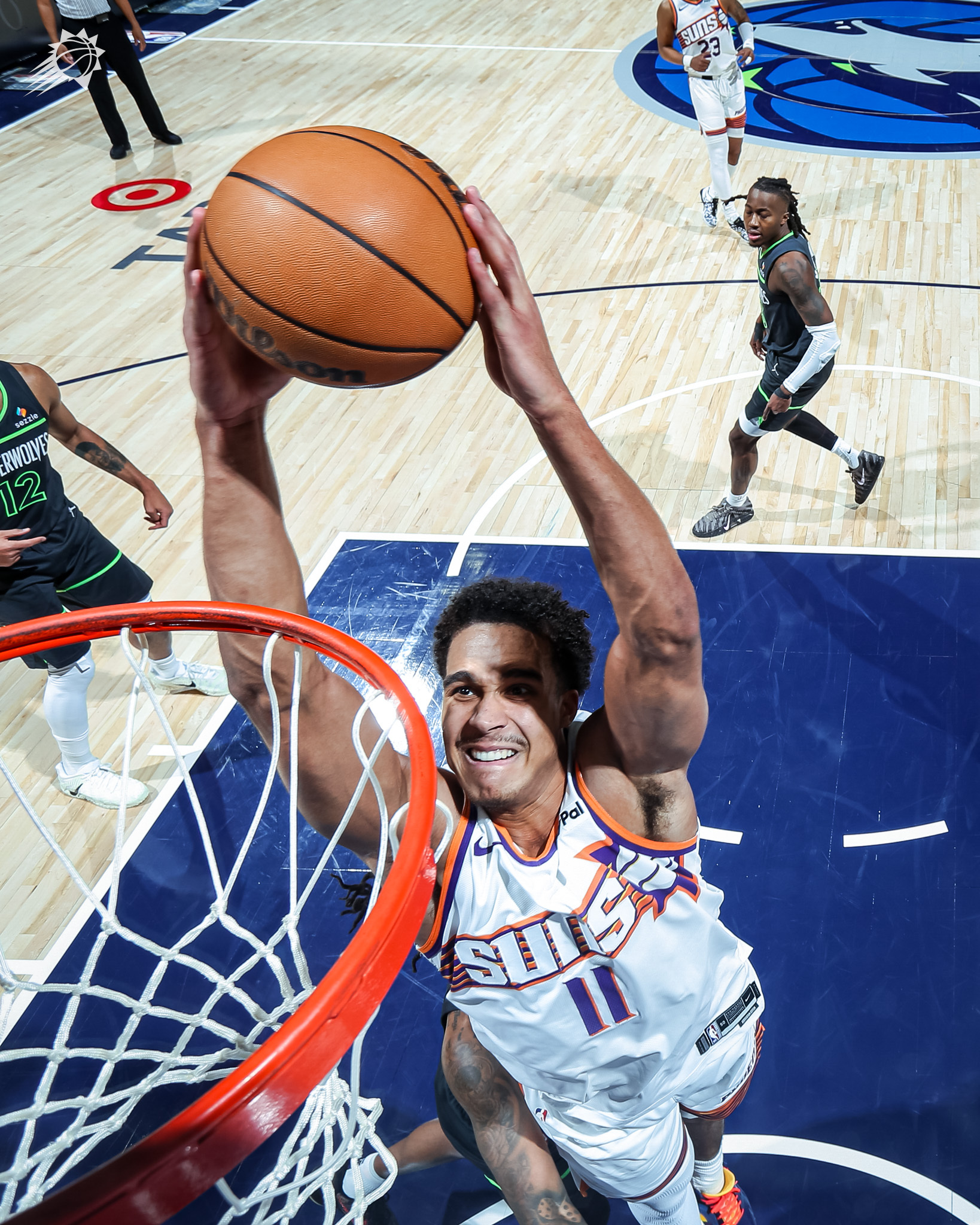 Oso在太阳vs森林狼 拿下16分10篮板4助攻，其中8 个进攻篮板追平了职业生