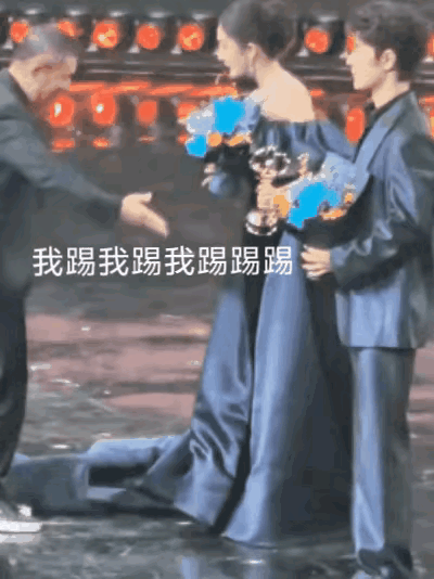 这场面简直比打脸还难受啊
可能是对方觉得杨幂站的有点靠前，于是双手示意杨幂往后站