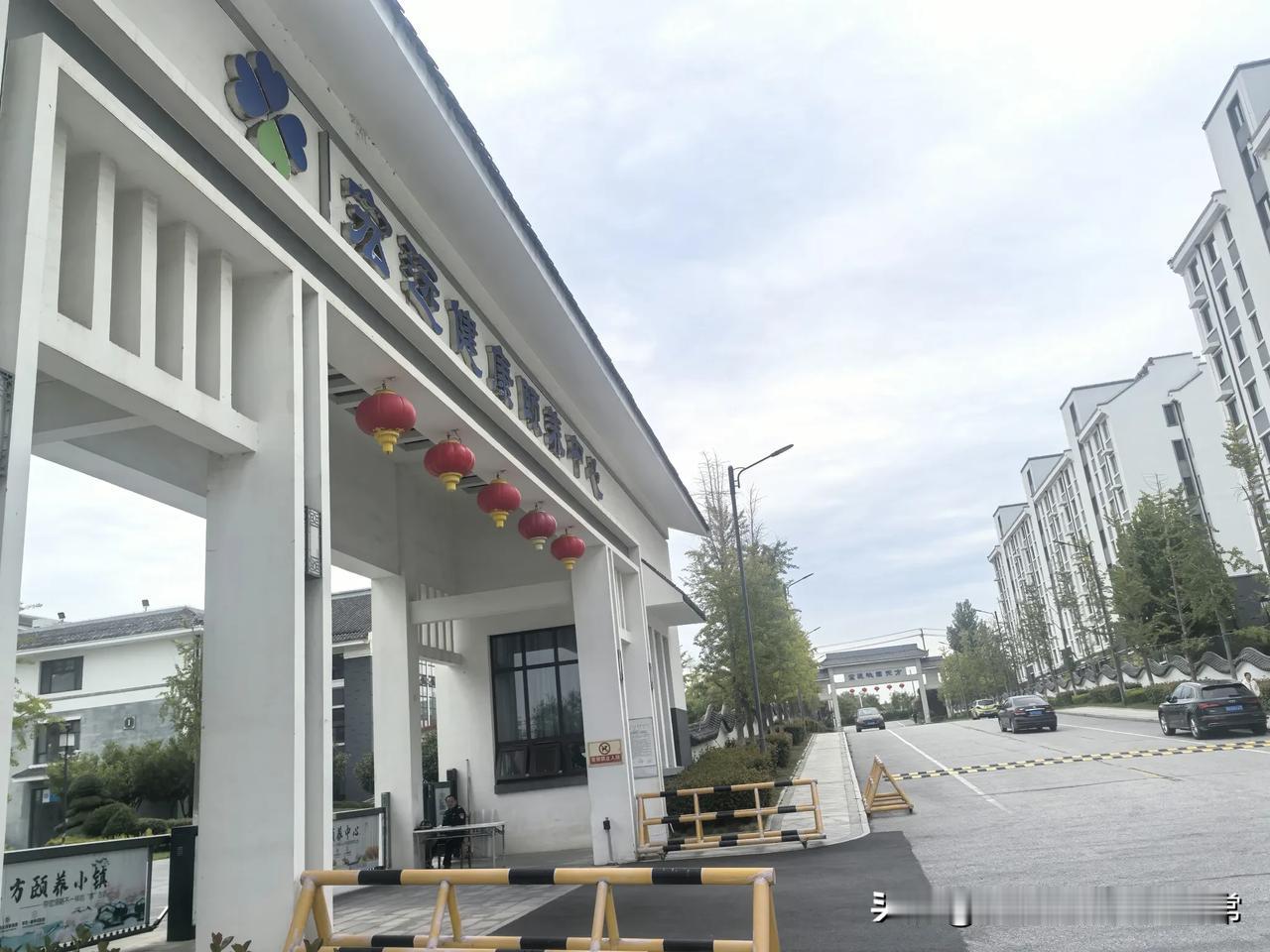 莱西宏远颐养中心的大门很气派。大门高大宽敞，旁边有两个侧门，你看大红灯笼高高挂，