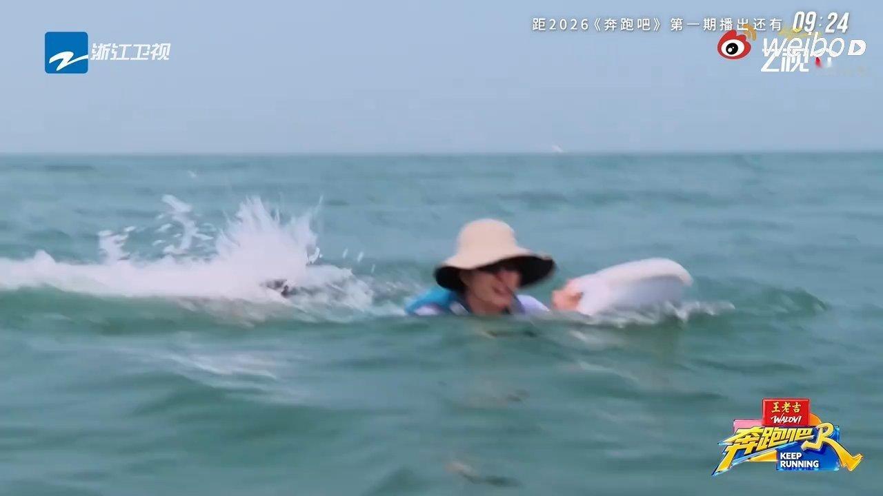范丞丞海洋馆在逃海狗奔跑吧 范丞丞解锁全新海狗泳姿！浮板在手，扑腾我有，双脚划出