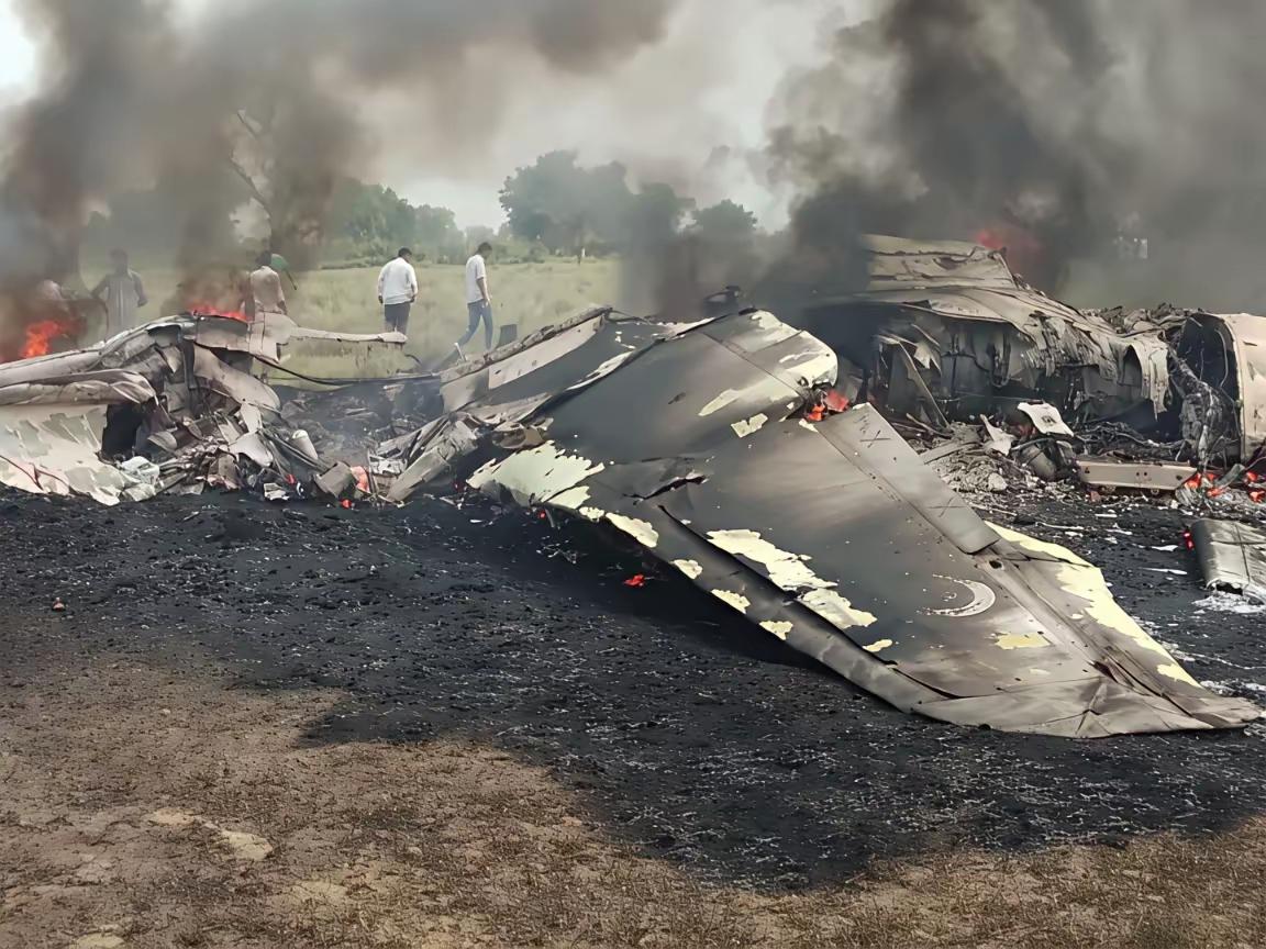 ​看到印度的光辉战斗机从空中重重地摔下来，粉身碎骨，被炸得面目全非，这是让人感到