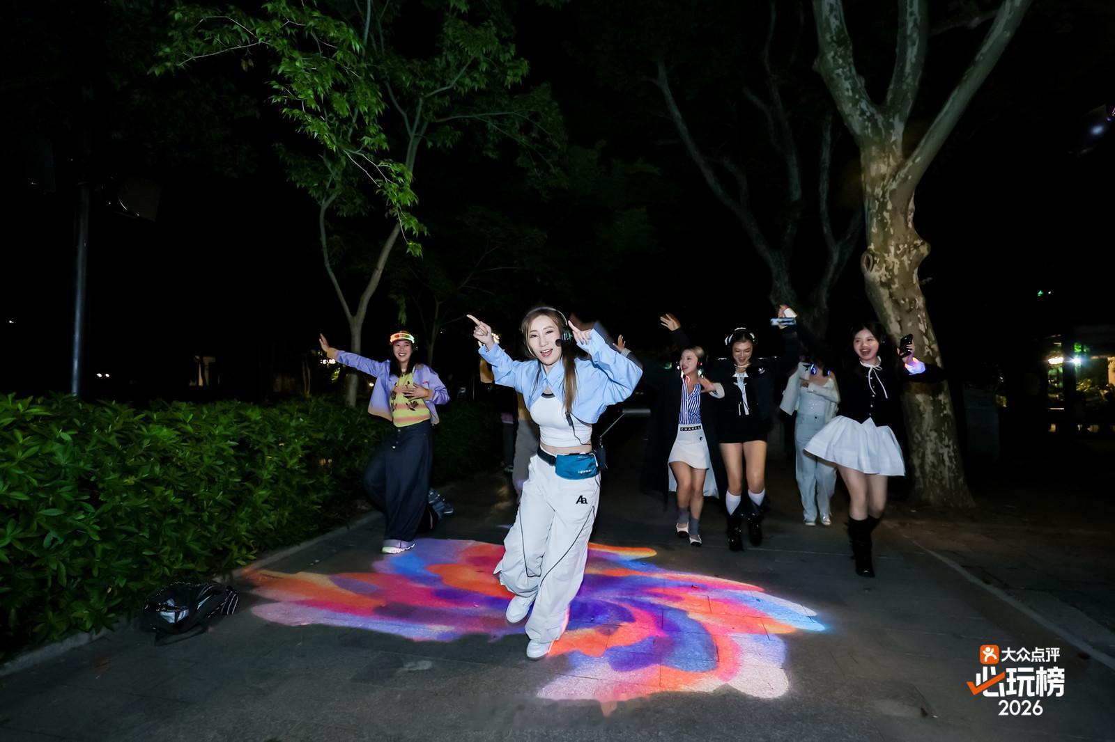 年轻人都在蹲的快乐接驳车 把班味甩出外滩，这趟车治好了我的精神内耗。🚌打工人下