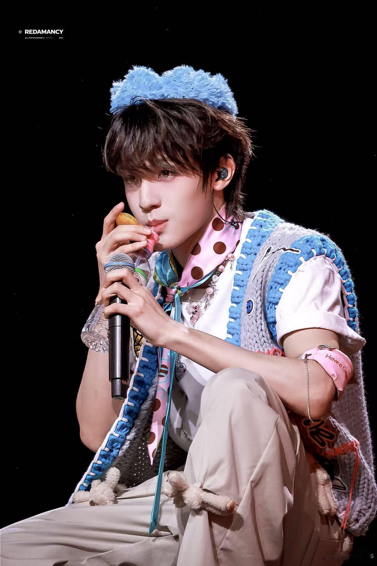 爱上张泽禹就可以猫狗双全 喜欢张泽禹真的太值了，既能感受到像小猫一样的温柔细腻，