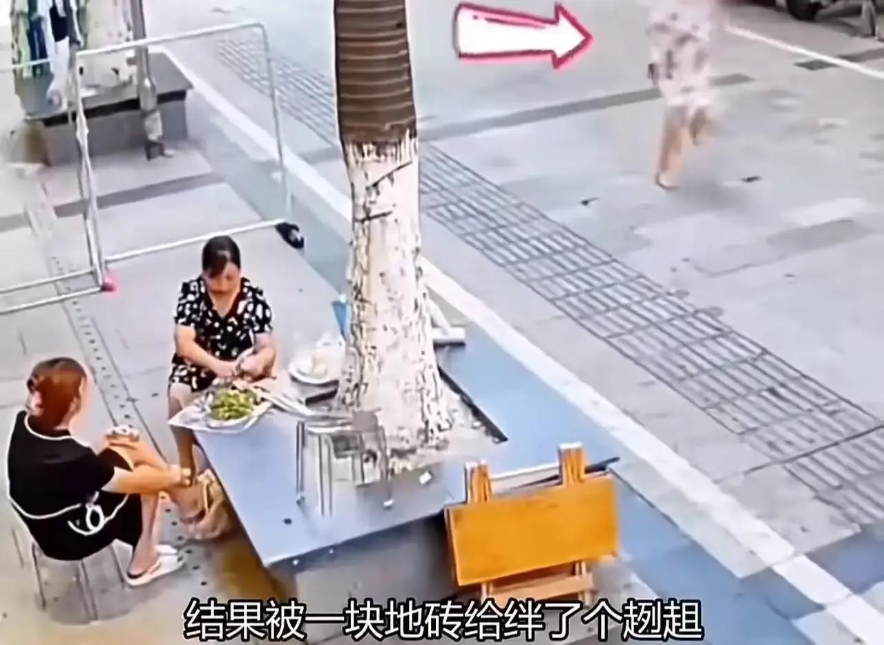走路被绊倒，竟然掀翻陌生人的餐桌？这位碎花裙姑娘的神操作，网友直呼：这逻辑，我彻