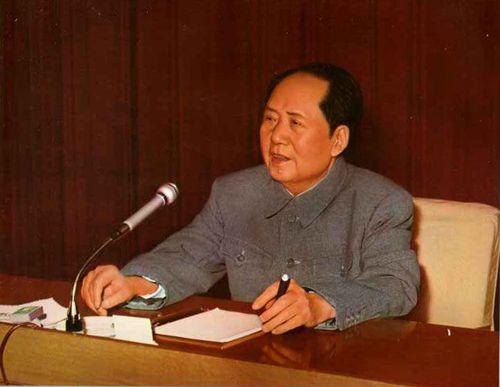 “谁有真理就服从谁，不管是挑大粪的也好，挖煤炭的也好，扫街的也好，贫苦的农民也好
