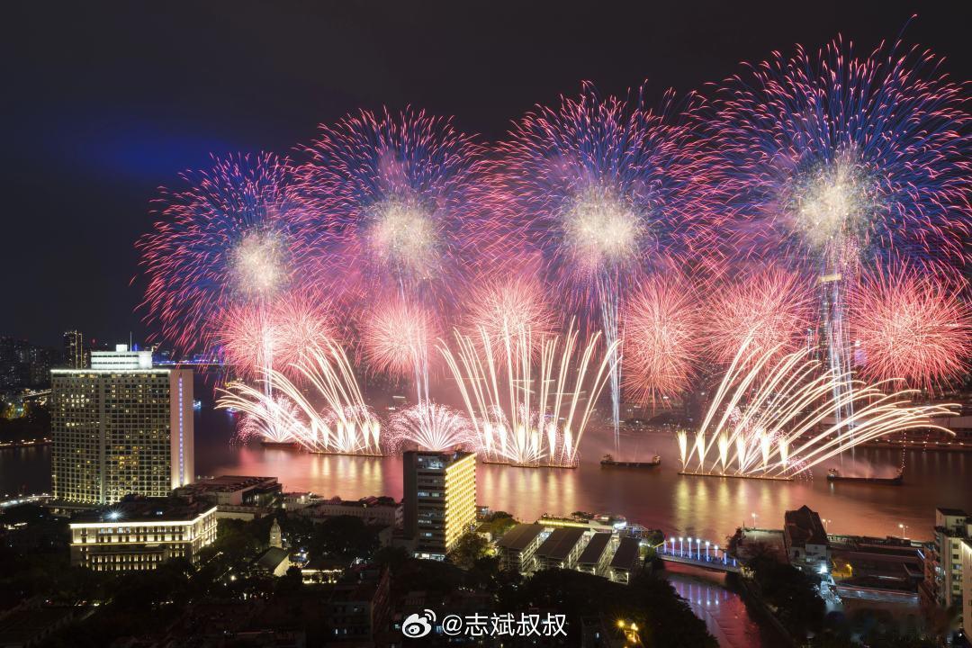 广州白鹅潭烟花每一帧都可以当壁纸为了让大家过年来广州玩，广州文旅是燃尽了。从传统