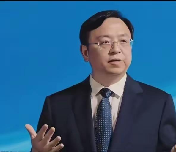 苦苦等候扶持落空，董路却意外收到比亚迪送来的重磅帮扶，这件事在足球圈掀起不小讨论