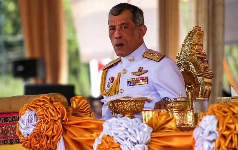 泰柬两国边境局势升级之际，泰国国王玛哈哇集拉隆功批准了一项解散众议院的皇家法令，