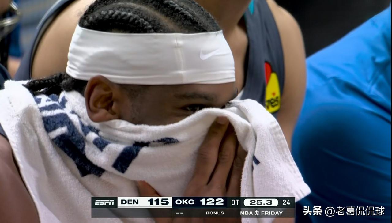 在今天进行的雷霆和掘金的比赛中，发生了特别有趣的一幕！当时比赛进行到了加时赛的最