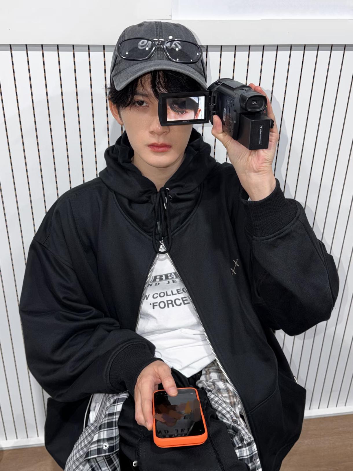 哑舍特别鸣谢檀健次檀健次你一天有48小时吧 偷摸的又干大事儿了吧？