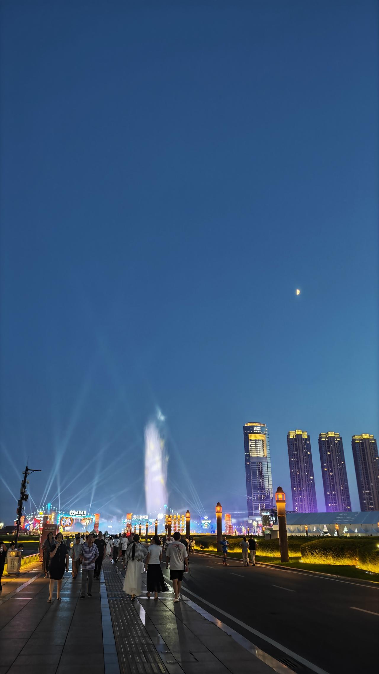 上上条我还在说“说歇就歇”，结果不光在商场的时候我没歇着，又来了一趴临时约的再去