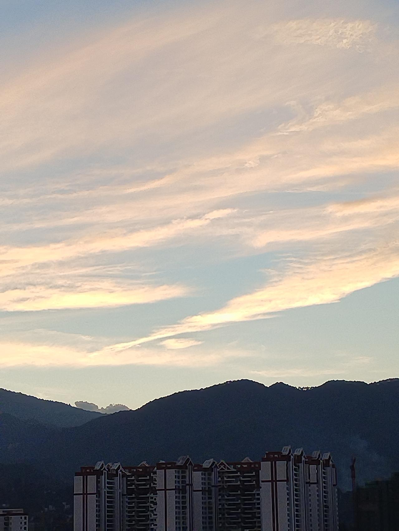 晒图笔记大赛太阳下山了，阳光映射的白云泛起金辉