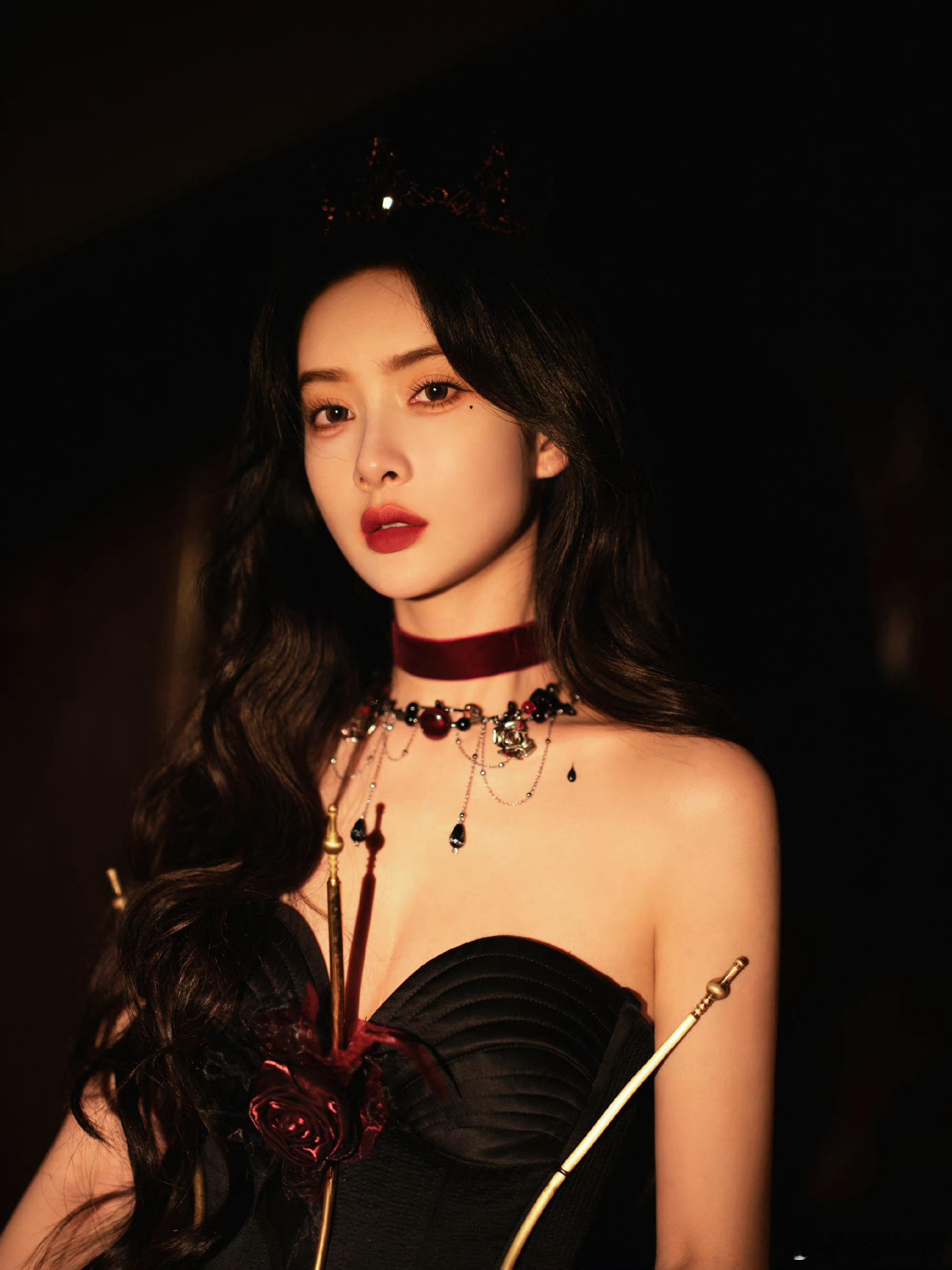 孟子义就像飞在暗夜的黑天鹅，真的好美啊，黑色真的是一种别样的高贵！ ​​​